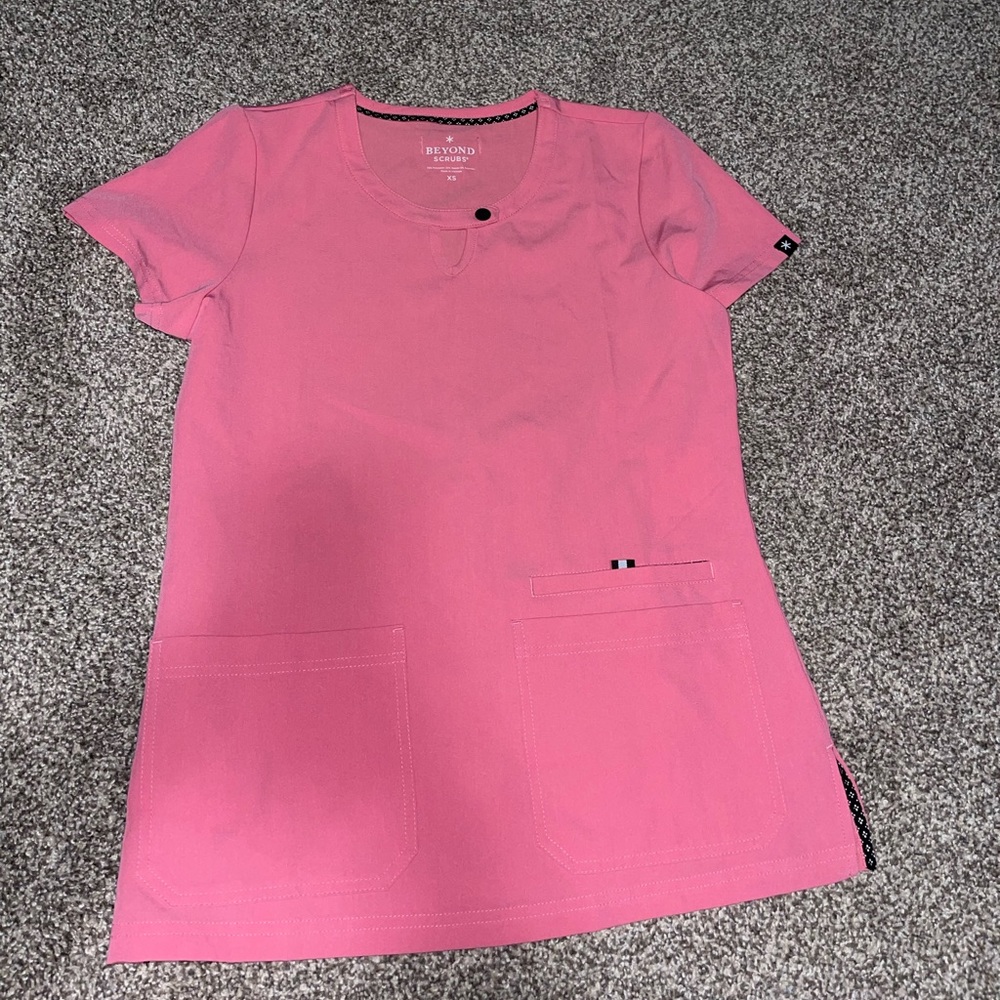 Pretty pink scrub top 💕
